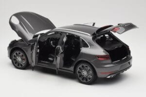 Porsche Macan Turbo 95B Grey Metallic Minichamps 1:18 110062501 Metal - imagen 5 de 8