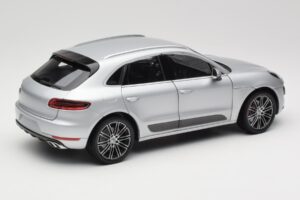 Porsche Macan Turbo 95B Plata Minichamps 1:18 110062504 Metal - imagen 3 de 8