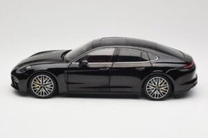Porsche Panamera 971 Turbo S Negro Metallic Minichamps 1:18 113061076 Metal - imagen 4 de 8