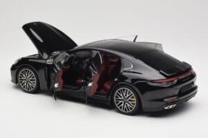 Porsche Panamera 971 Turbo S Negro Metallic Minichamps 1:18 113061076 Metal - imagen 5 de 8