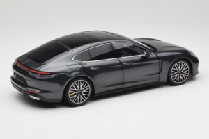 Porsche Panamera 971 Turbo S Grey Metallic Minichamps 1:18 113061073 Metal - imagen 3 de 8