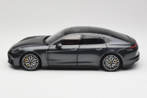 Porsche Panamera 971 Turbo S Grey Metallic Minichamps 1:18 113061073 Metal - imagen 4 de 8