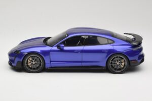 Porsche Taycan J1 Turbo GT Purple Sky Metallic GT Spirit 1:18 GT520 Resina - imagen 3 de 6