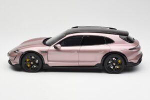Porsche Taycan Turbo S Cross Turismo Rosa Metálico GT Spirit 1:18 GT440 Resina - imagen 3 de 6