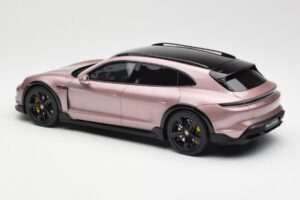 Porsche Taycan Turbo S Cross Turismo Rosa Metálico GT Spirit 1:18 GT440 Resina - imagen 5 de 6