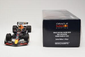 Red Bull Racing RB18 #1 M. Verstappen Winner Miami GP 2022 Minichamps 1:18 110220501 Metal - imagen 6 de 6