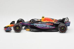 Red Bull Racing RB19 #11 S. Perez 2nd Place Miami GP 2023 Minichamps 1:18 110230511 Metal - imagen 3 de 6