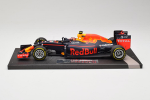 Red Bull RB12 Tag Heuer #26 D. Kvyat Red Bull Racing Showcar 2016 Minichamps 1:18 117160026 Resina