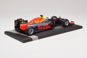 Red Bull RB12 Tag Heuer #3 D. Ricciardo Red Bull Racing 1st Pole Monaco Grand Prix 2016 Minichamps 1:18 117160103 Resina - imagen 3 de 7