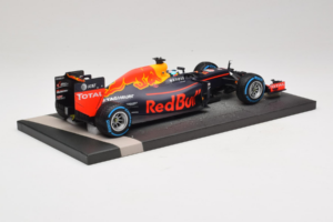 Red Bull RB12 Tag Heuer #3 D. Ricciardo Red Bull Racing Brazilian Grand Prix 2016 Minichamps 1:18 117161203 Resina - imagen 3 de 6