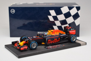 Red Bull RB12 Tag Heuer #3 D. Ricciardo Red Bull Racing Brazilian Grand Prix 2016 Minichamps 1:18 117161203 Resina - imagen 6 de 6