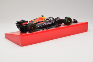 Red Bull RB18 #1 M. Verstappen Oracle Red Bull Racing Japanese Grand Prix Winner World Champion 2022 Minichamps 1:18 11322280 - imagen 3 de 7