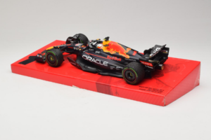 Red Bull RB18 #1 M. Verstappen Oracle Red Bull Racing Japanese Grand Prix Winner World Champion 2022 Minichamps 1:18 11322280 - imagen 5 de 7