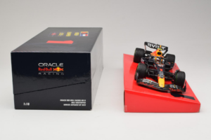 Red Bull RB18 #1 M. Verstappen Oracle Red Bull Racing Japanese Grand Prix Winner World Champion 2022 Minichamps 1:18 11322280 - imagen 6 de 7