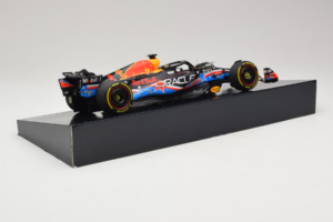Red Bull RB19 #1 M. Verstappen Oracle Red Bull Racing United States Grand Prix Winner World Champion 2023 Minichamps 1:18 113 - imagen 3 de 7