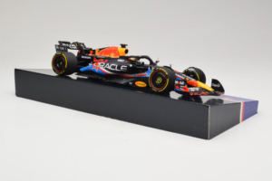 Red Bull RB19 #1 M. Verstappen Oracle Red Bull Racing United States Grand Prix Winner World Champion 2023 Minichamps 1:18 113 - imagen 4 de 7