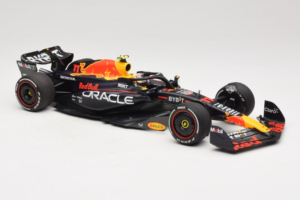 Red Bull RB19 #11 S. Perez Oracle Red Bull Racing Saudi Arabian Grand Prix Winner 2023 Minichamps 1:18 110230111 Resina - imagen 4 de 6
