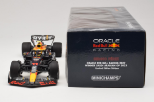 Red Bull RB19 #11 S. Perez Oracle Red Bull Racing Saudi Arabian Grand Prix Winner 2023 Minichamps 1:18 110230111 Resina - imagen 6 de 6