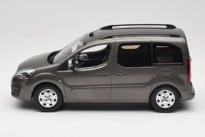 Renault Juvaquatre Break 300 kg Marfil Norev 1:18 185260 Metal - imagen 3 de 6