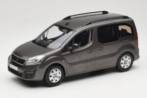 Renault Juvaquatre Break 300 kg Marfil Norev 1:18 185260 Metal