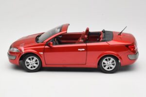 Renault Megane Mk1 CC Rojo Solido 1:18 8152 Metal - imagen 4 de 8
