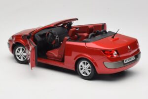 Renault Megane Mk1 CC Rojo Solido 1:18 8152 Metal - imagen 5 de 8