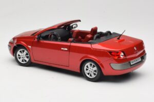 Renault Megane Mk1 CC Rojo Solido 1:18 8152 Metal - imagen 7 de 8