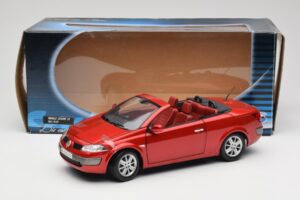Renault Megane Mk1 CC Rojo Solido 1:18 8152 Metal - imagen 8 de 8