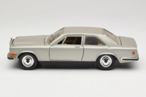 Rolls-Royce Camargue Plateado Diamond Edition Bburago 1:18 3001-M3 Metal - imagen 4 de 8