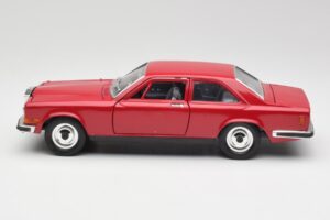 Rolls-Royce Camargue Rojo Bburago 1:22 3001 Metal - imagen 4 de 8