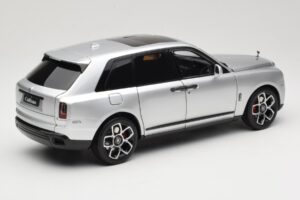 Rolls-Royce Cullinan Plata Con Shadow Wheels OEM 1:18 028-16A Metal - imagen 3 de 8