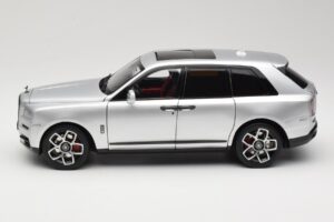 Rolls-Royce Cullinan Plata Con Shadow Wheels OEM 1:18 028-16A Metal - imagen 4 de 8