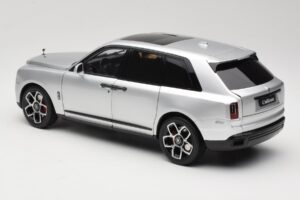 Rolls-Royce Cullinan Plata Con Shadow Wheels OEM 1:18 028-16A Metal - imagen 7 de 8