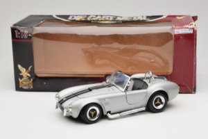 Shelby Cobra 427S/C Plata Con Franjas Negras Road Signature 1:18 92058 Metal - imagen 8 de 8