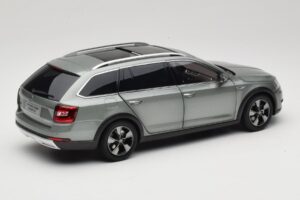 Skoda Octavia Mk4 Combi Verde Paudi Model 1:18 ZMR000005GRU Metal - imagen 3 de 8