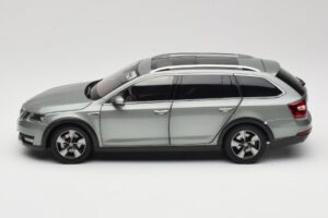 Skoda Octavia Mk4 Combi Verde Paudi Model 1:18 ZMR000005GRU Metal - imagen 4 de 8