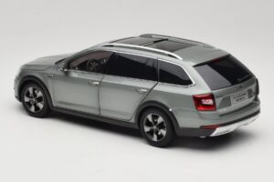 Skoda Octavia Mk4 Combi Verde Paudi Model 1:18 ZMR000005GRU Metal - imagen 7 de 8
