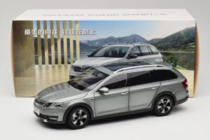 Skoda Octavia Mk4 Combi Verde Paudi Model 1:18 ZMR000005GRU Metal - imagen 8 de 8