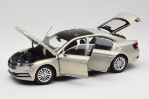 Skoda Superb Mk3 Dorado Paudi Model 1:18 ZSS000006GOLD Metal - imagen 2 de 8