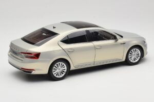 Skoda Superb Mk3 Dorado Paudi Model 1:18 ZSS000006GOLD Metal - imagen 3 de 8