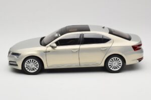 Skoda Superb Mk3 Dorado Paudi Model 1:18 ZSS000006GOLD Metal - imagen 4 de 8