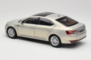 Skoda Superb Mk3 Dorado Paudi Model 1:18 ZSS000006GOLD Metal - imagen 7 de 8