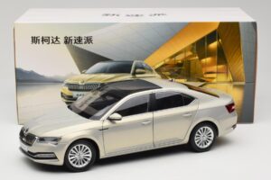 Skoda Superb Mk3 Dorado Paudi Model 1:18 ZSS000006GOLD Metal - imagen 8 de 8