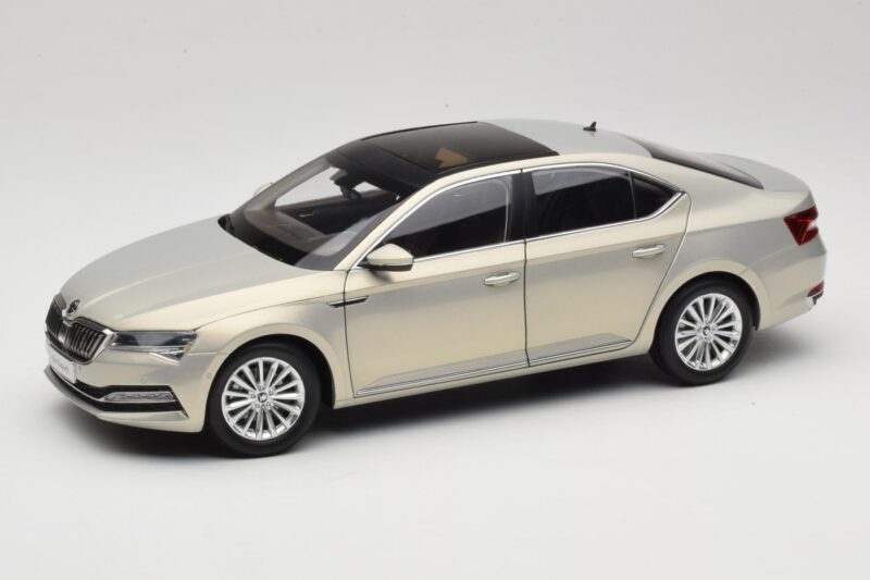 Skoda Superb Mk3 Dorado Paudi Model 1:18 ZSS000006GOLD Metal