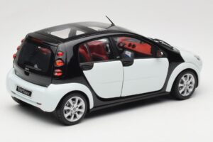 Smart Forfour Blanco Kyosho 1:18 0019141V001C01Q00 Metal - imagen 3 de 8