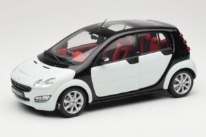Smart Forfour Blanco Kyosho 1:18 0019141V001C01Q00 Metal