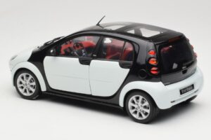 Smart Forfour Blanco Kyosho 1:18 0019141V001C01Q00 Metal - imagen 7 de 8