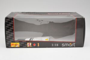 Smart Fortwo Negro & Blanco Maisto 1:18 56045 Metal - imagen 3 de 3