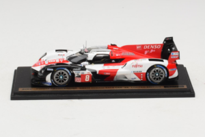Toyota GR010 Hybrid Hypercar #8 S. Buemi / B. Hartley / R. Hirakawa Toyota Gazoo Racing 24 Hours of Le Mans 2023 Spark 1:43 T - imagen 2 de 4