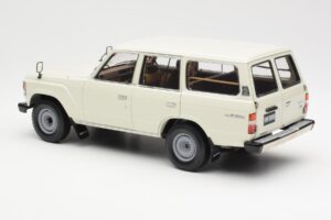 Toyota Land Cruiser J60 Blanco Kyosho 1:18 08956W Metal - imagen 7 de 8